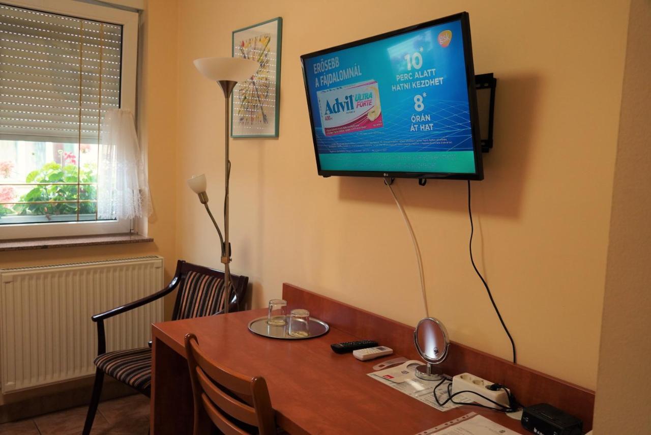 Bed and Breakfast Club Haus 502 Kalocsa Exterior foto